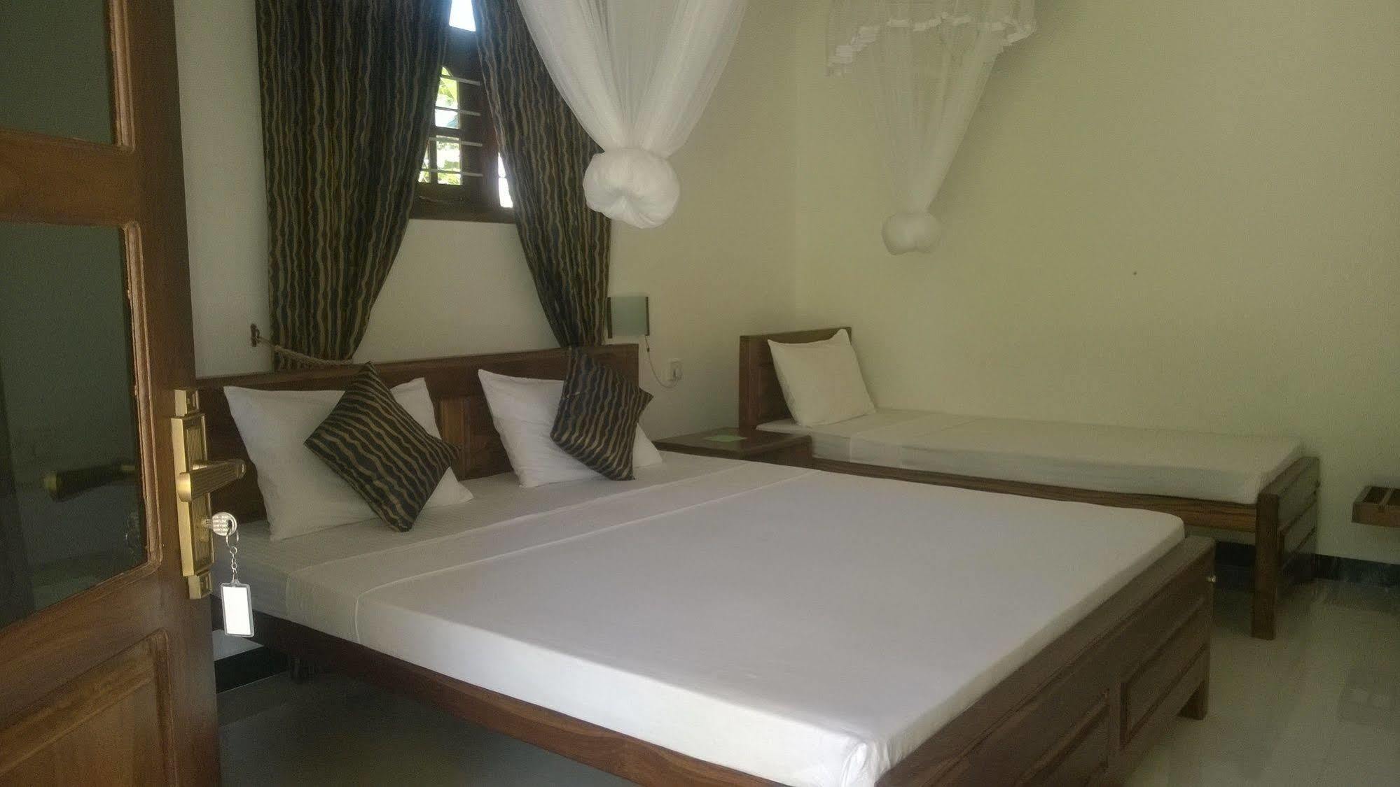 Inamaluwa Sigiri Holiday Inn מראה חיצוני תמונה