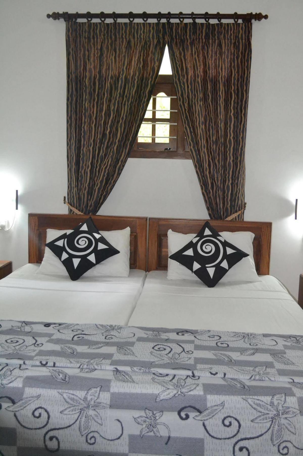 Inamaluwa Sigiri Holiday Inn מראה חיצוני תמונה